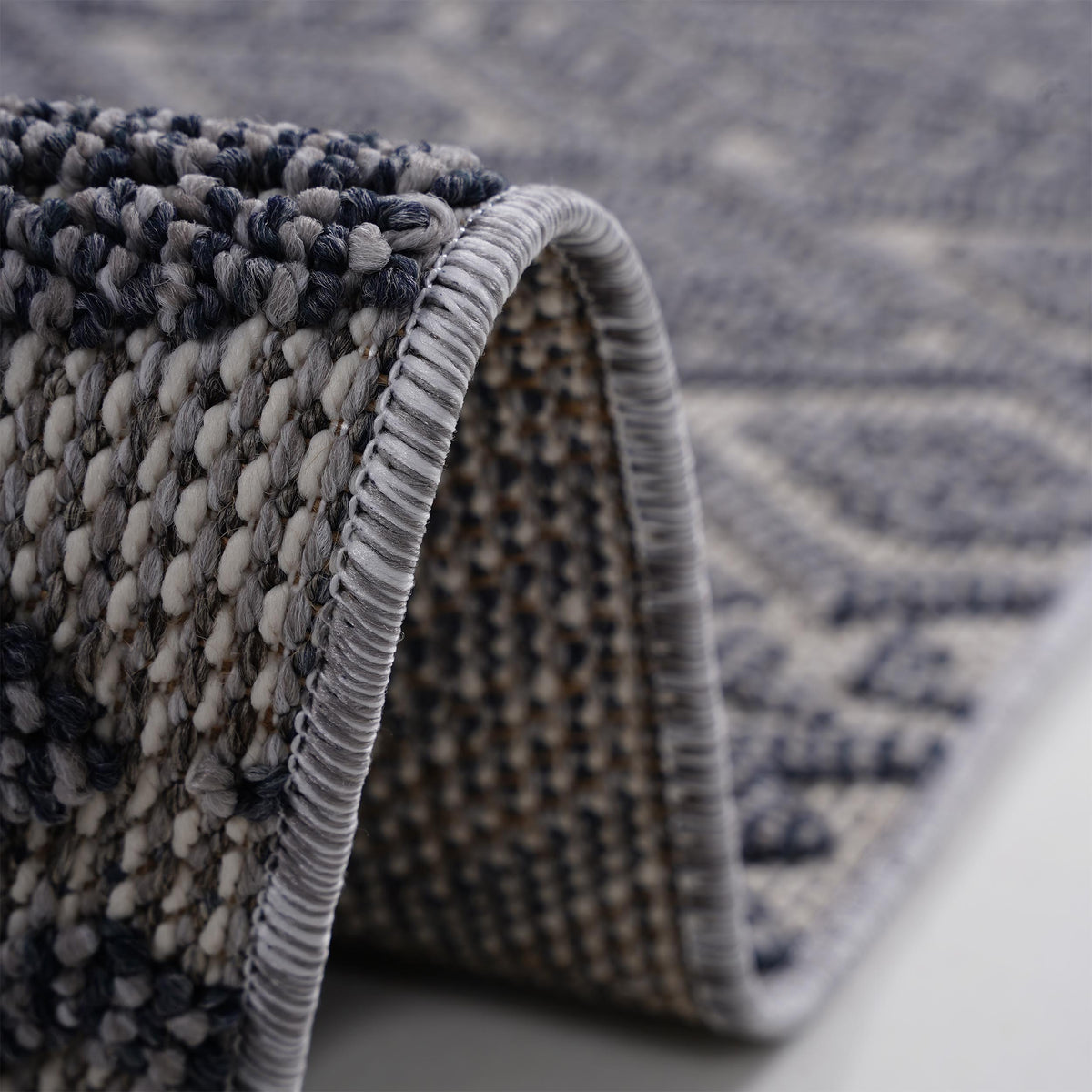 Indoor Outdoor Area Rug, White and Gray Tribal Diamond Pattern, 5x7 Machine-Woven Polypropylene With Tassels