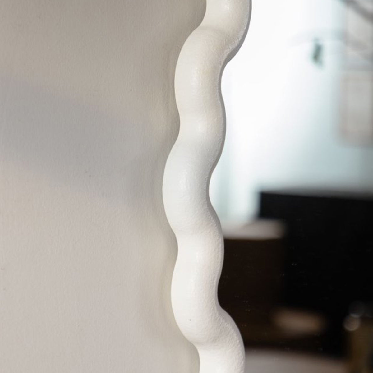 White Scalloped Round Wall Mirror, 28 in. Wavy MDF Frame for Living Room, Bedroom and Bathroom Decor