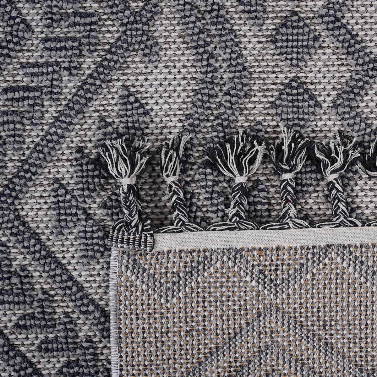 Indoor Outdoor Area Rug, White and Gray Tribal Diamond Pattern, 5x7 Machine-Woven Polypropylene With Tassels