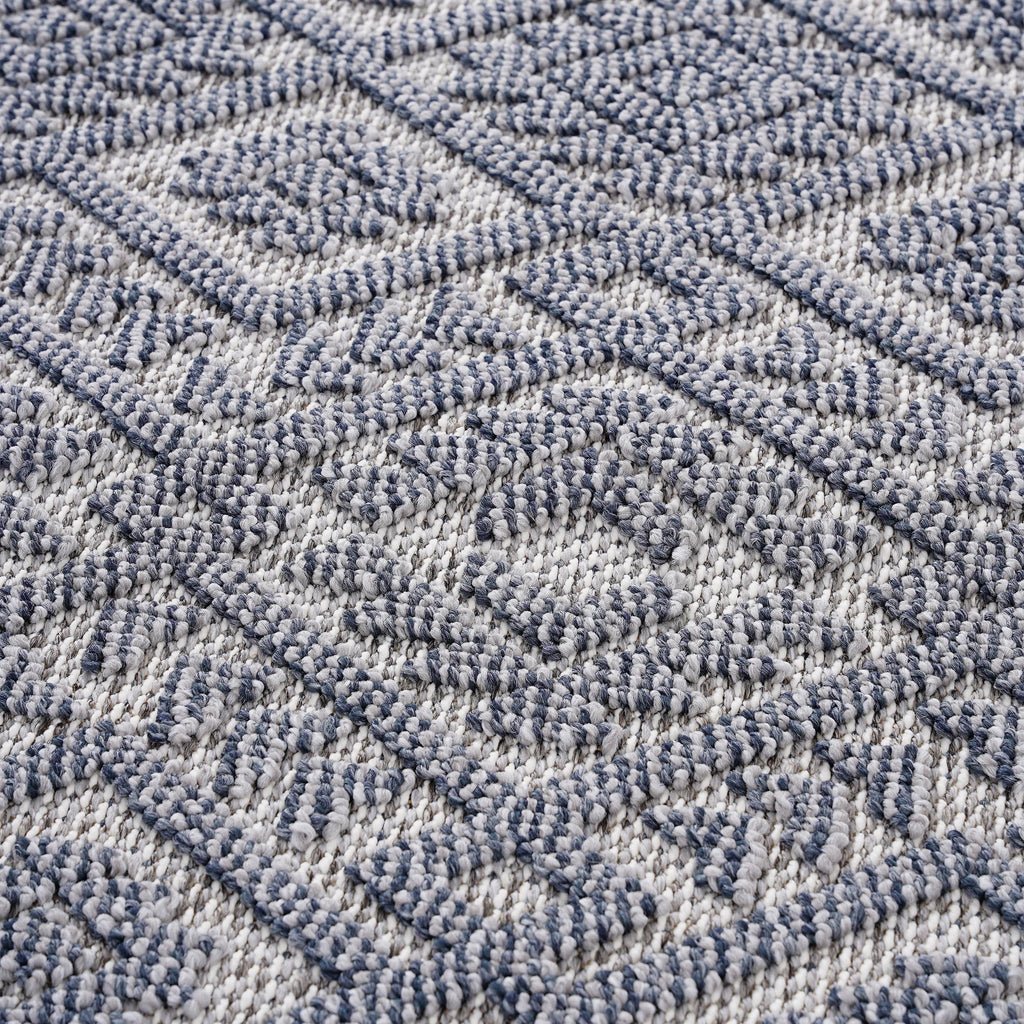 Indoor Outdoor Area Rug, White and Gray Tribal Diamond Pattern, 5x7 Machine-Woven Polypropylene With Tassels