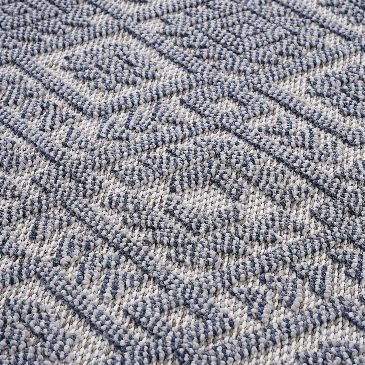 Indoor Outdoor Area Rug, White and Gray Tribal Diamond Pattern, 5x7 Machine-Woven Polypropylene With Tassels
